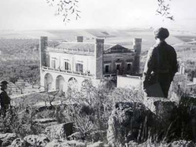 � arrivato ora il momento di andare via. Avviandoci verso l�uscita guardiamo per� con pi� attenzione una foto del 1945 che abbiamo tra le mani: ritrae i soldati polacchi posti su una collinetta a guardia della tenuta

(Foto proveniente dall'Archivio di Mario Ambrico)
